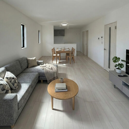 【広々リビング】LDK＋洋室で18帖。大型のソファも設置できます。
※写真はイメージです