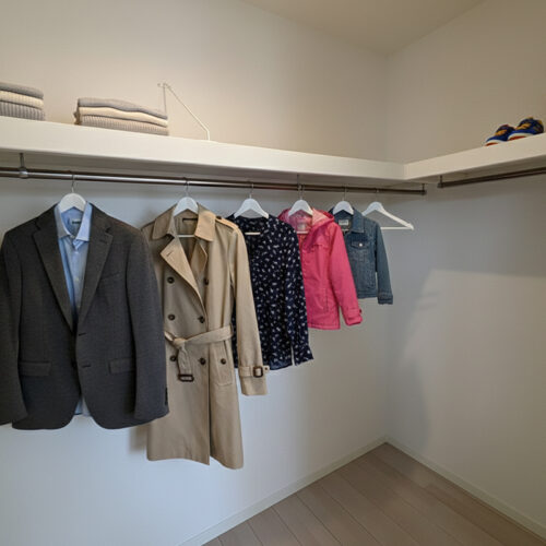 【大型ウォークイン収納】4帖もあるウォークインクローゼット、季節の衣類もすっきり収納！
※写真はイメージです